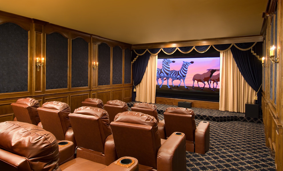 Idee per un home theatre mediterraneo con moquette, pavimento multicolore e schermo di proiezione