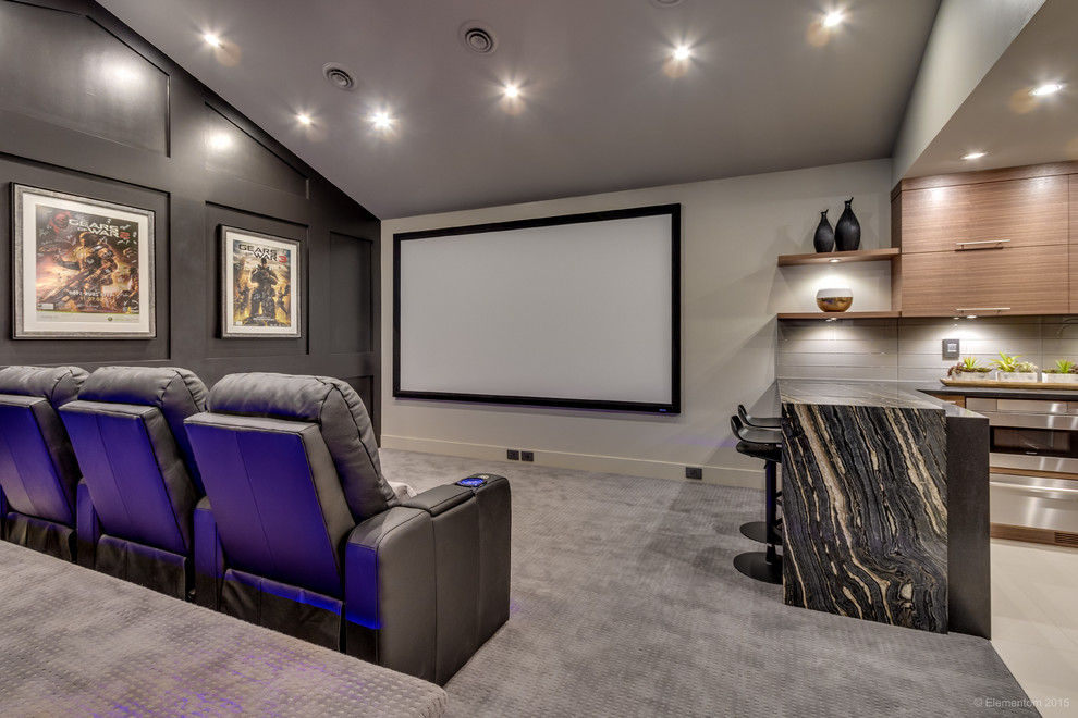 Diseño de cine en casa abierto contemporáneo grande con paredes grises, moqueta y pantalla de proyección