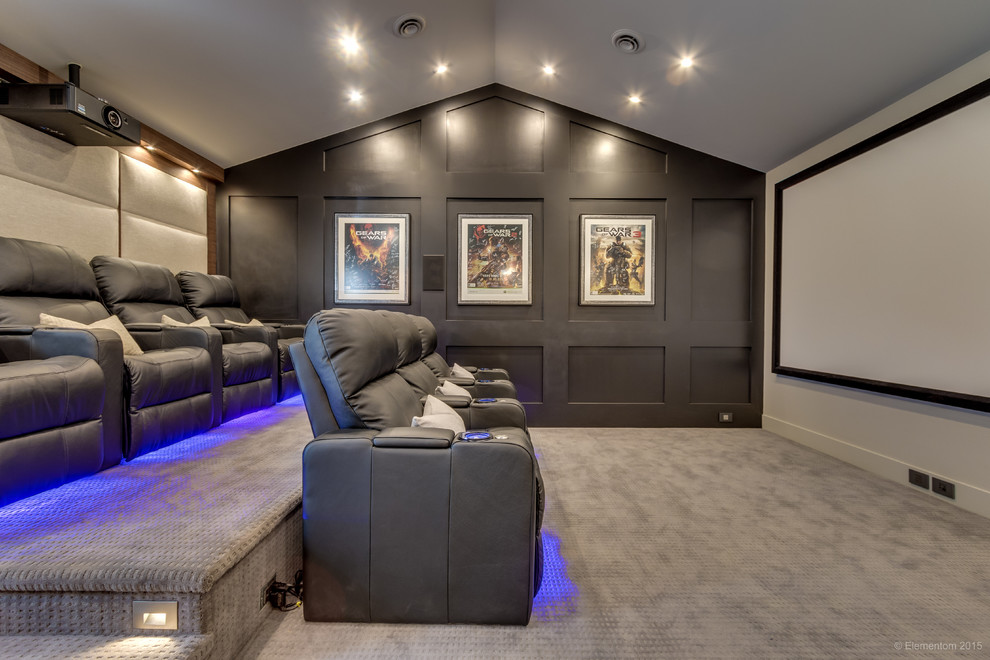 На фото: большой открытый домашний кинотеатр в современном стиле с серыми стенами, ковровым покрытием и проектором