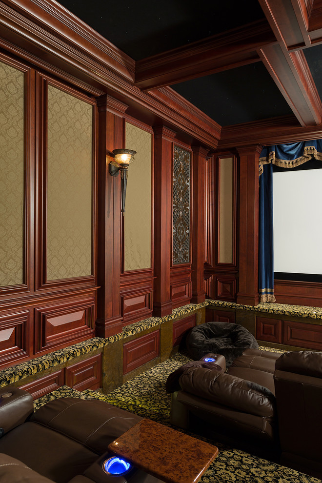 Esempio di un ampio home theatre tradizionale chiuso con pareti marroni, moquette, schermo di proiezione e pavimento nero