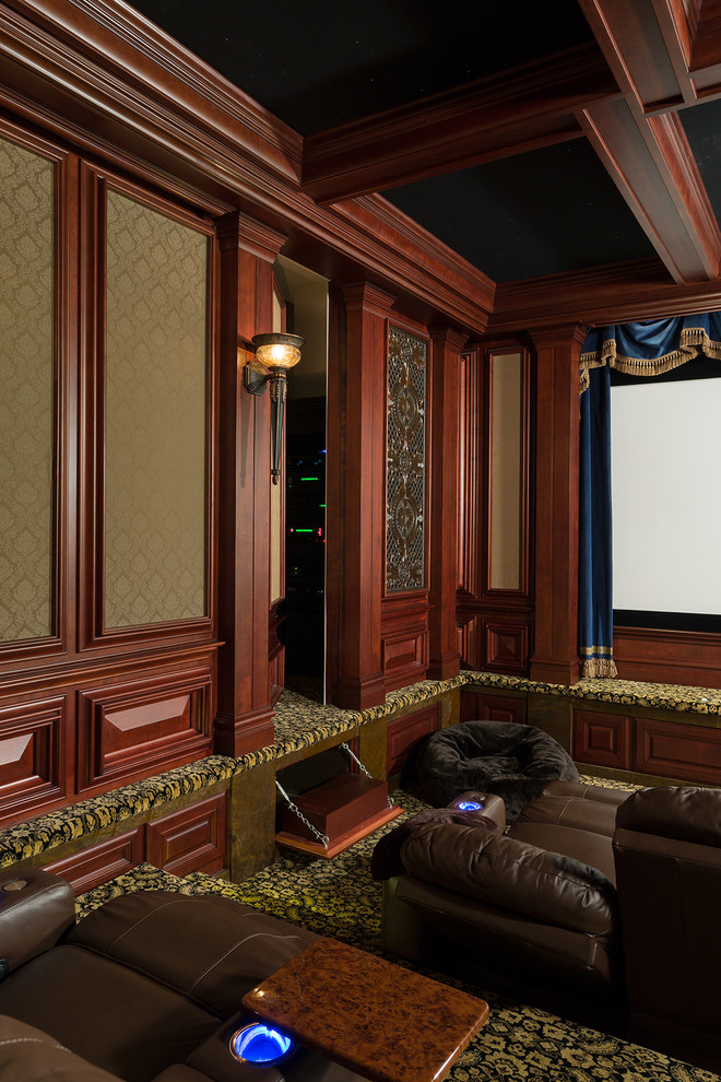 Modelo de cine en casa cerrado clásico grande con paredes marrones, moqueta, pantalla de proyección y suelo amarillo