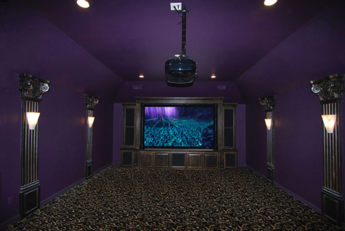Стильный дизайн: изолированный домашний кинотеатр в стиле модернизм с фиолетовыми стенами, ковровым покрытием и проектором - последний тренд