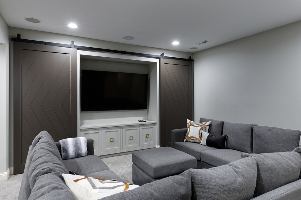 Пример оригинального дизайна: домашний кинотеатр в стиле неоклассика (современная классика) с серыми стенами, ковровым покрытием, телевизором на стене и серым полом