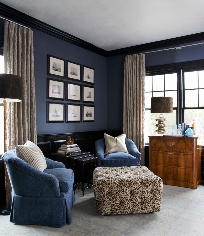 Klassisches Heimkino mit blauer Wandfarbe und Teppichboden in New York