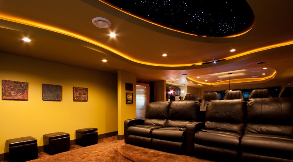 Стильный дизайн: большой изолированный домашний кинотеатр в классическом стиле с желтыми стенами и ковровым покрытием - последний тренд