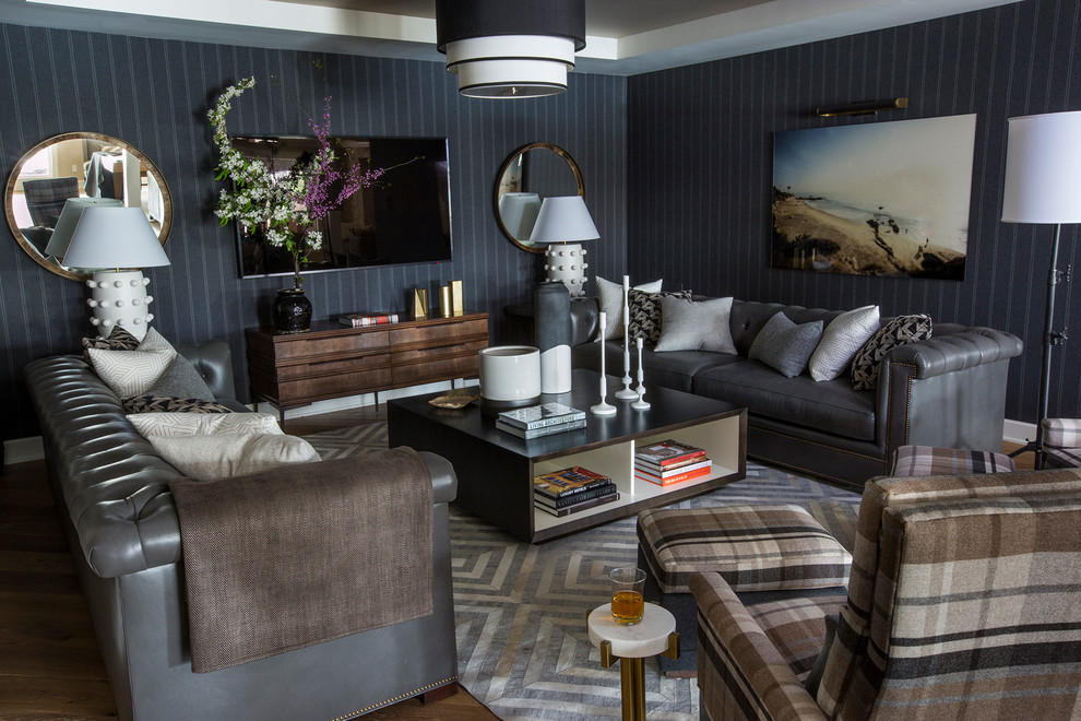 Großes, Offenes Klassisches Heimkino mit grauer Wandfarbe, hellem Holzboden und TV-Wand in Sonstige