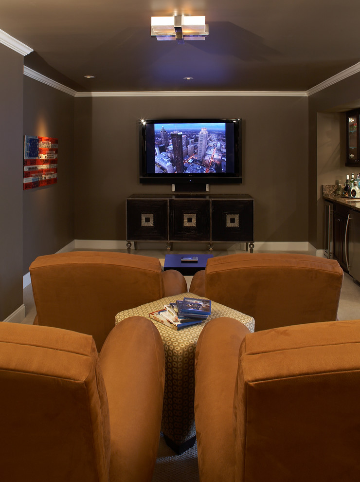 На фото: изолированный домашний кинотеатр в стиле неоклассика (современная классика) с серыми стенами и телевизором на стене с