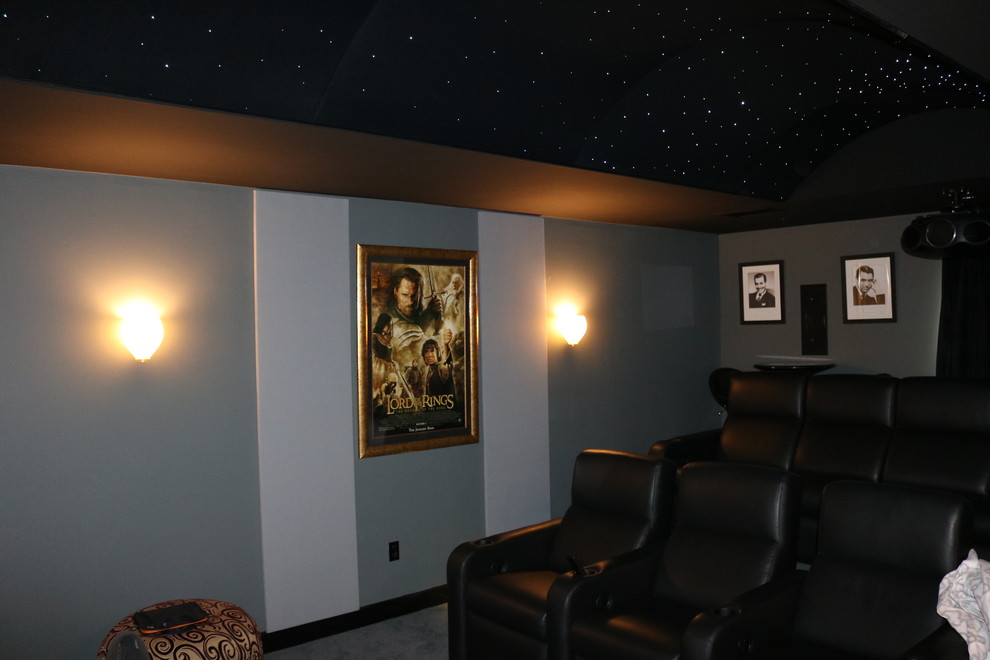 На фото: маленький изолированный домашний кинотеатр в современном стиле с серыми стенами, ковровым покрытием и проектором для на участке и в саду с