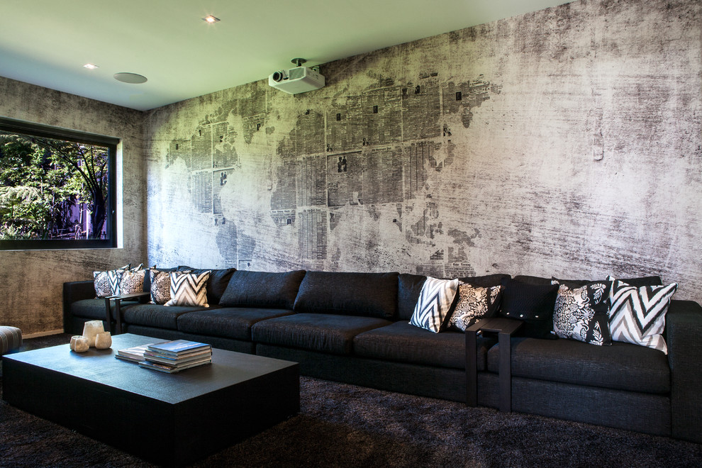 Inspiration för moderna avskilda hemmabior, med flerfärgade väggar och projektorduk