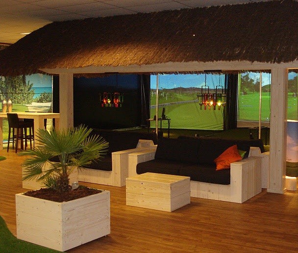 Idee per un grande home theatre tropicale aperto con pareti beige, pavimento in legno massello medio e schermo di proiezione