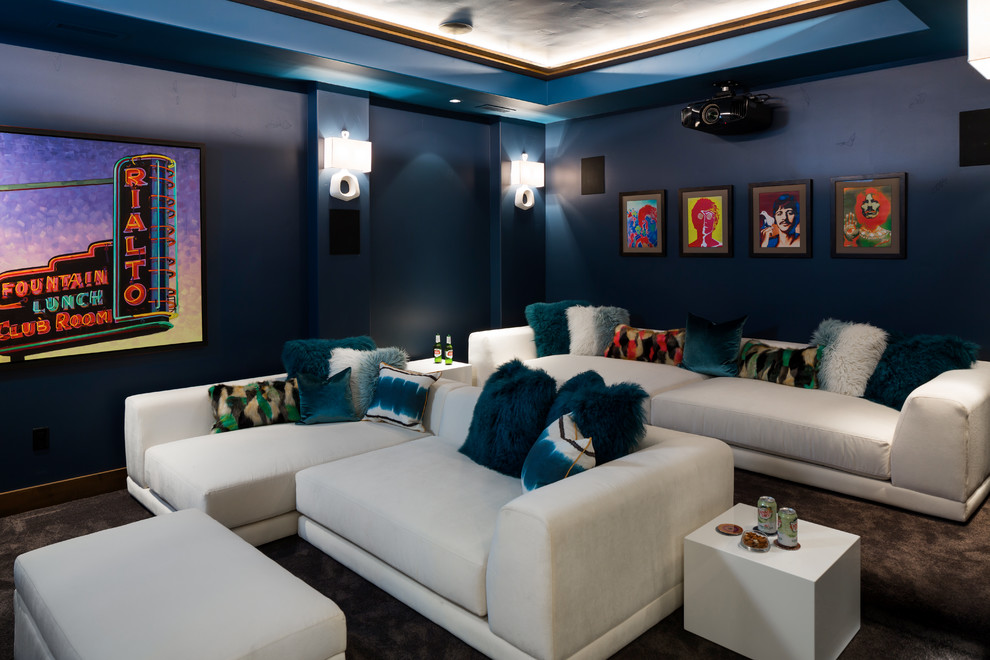На фото: изолированный домашний кинотеатр в стиле неоклассика (современная классика) с синими стенами, ковровым покрытием, проектором и коричневым полом