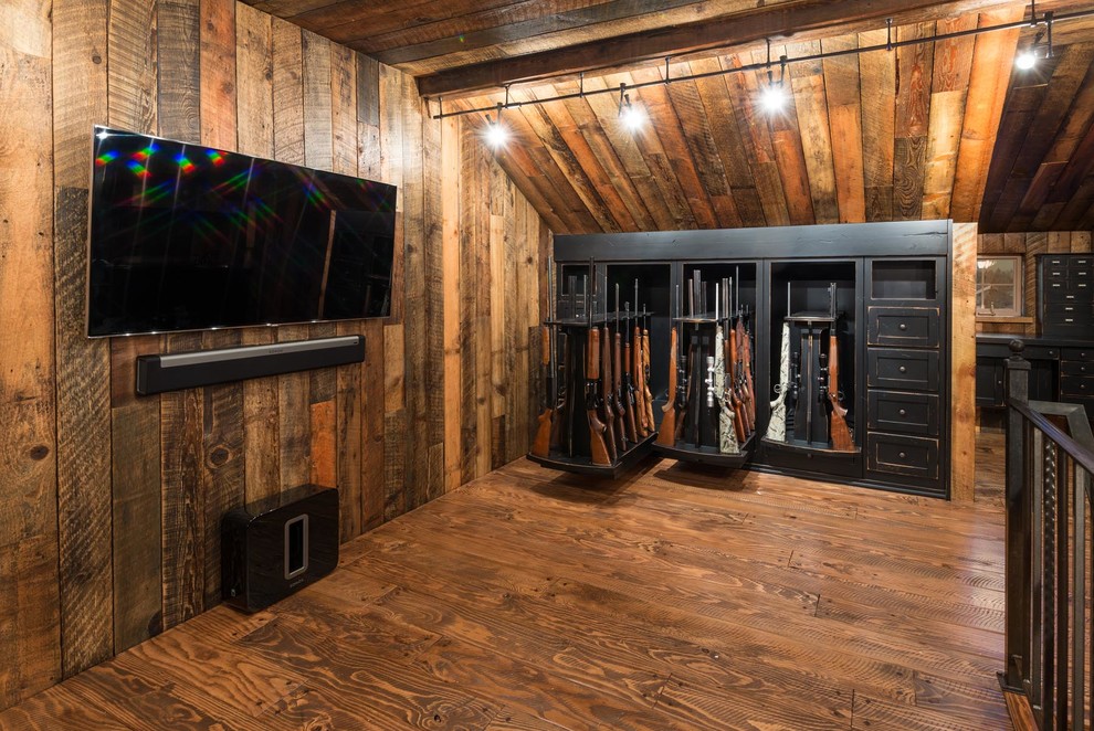 Idéer för ett mellanstort rustikt öppen hemmabio, med bruna väggar, mellanmörkt trägolv och en väggmonterad TV