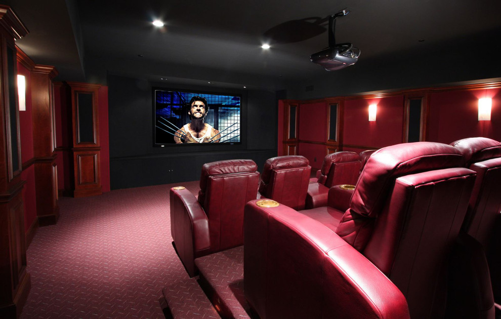 Imagen de cine en casa cerrado tradicional renovado grande con paredes rojas, moqueta, pantalla de proyección y suelo rojo