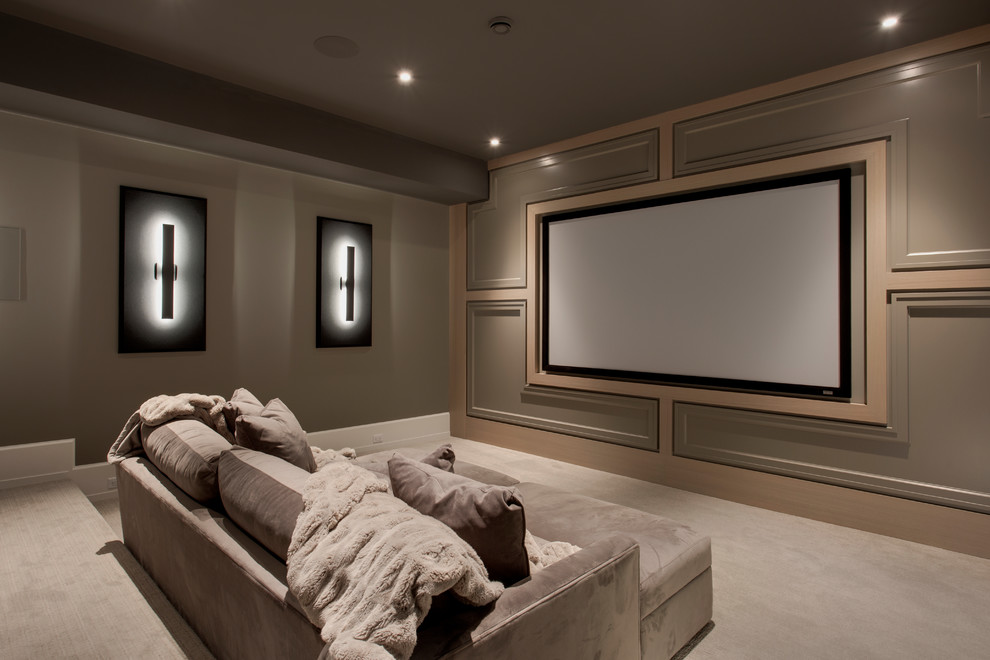 Diseño de cine en casa cerrado clásico renovado grande con paredes grises, moqueta, pantalla de proyección y suelo gris