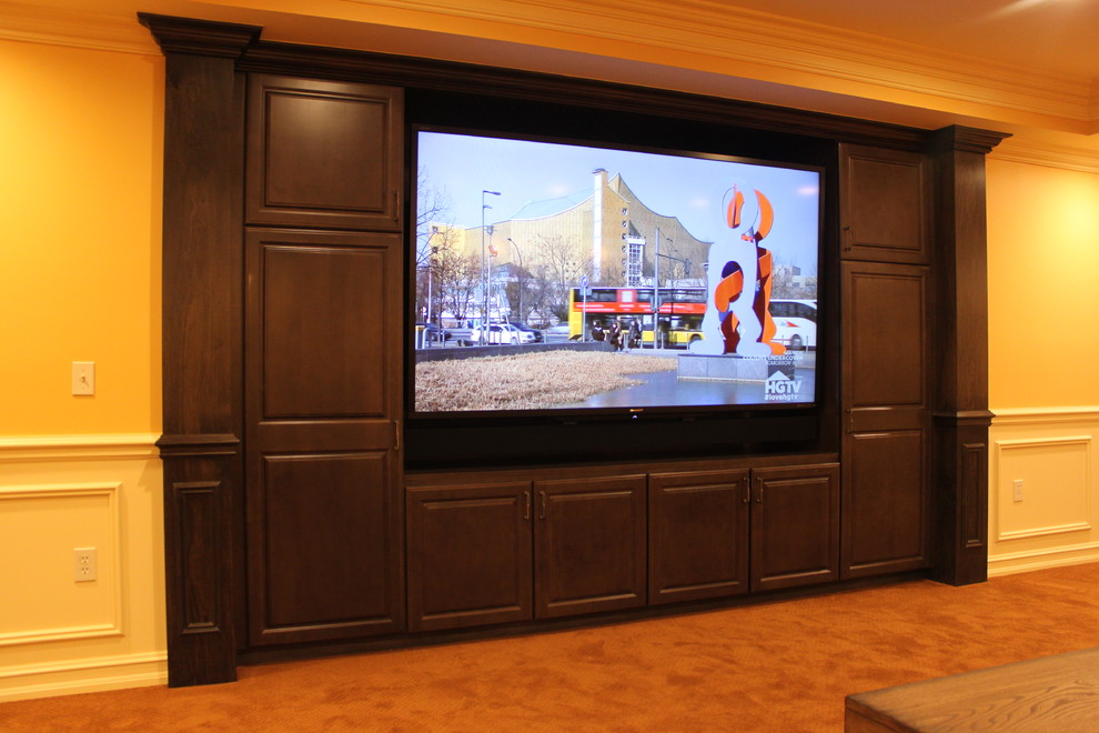 Geräumiges, Offenes Klassisches Heimkino mit Multimediawand, gelber Wandfarbe, Teppichboden und beigem Boden in Detroit