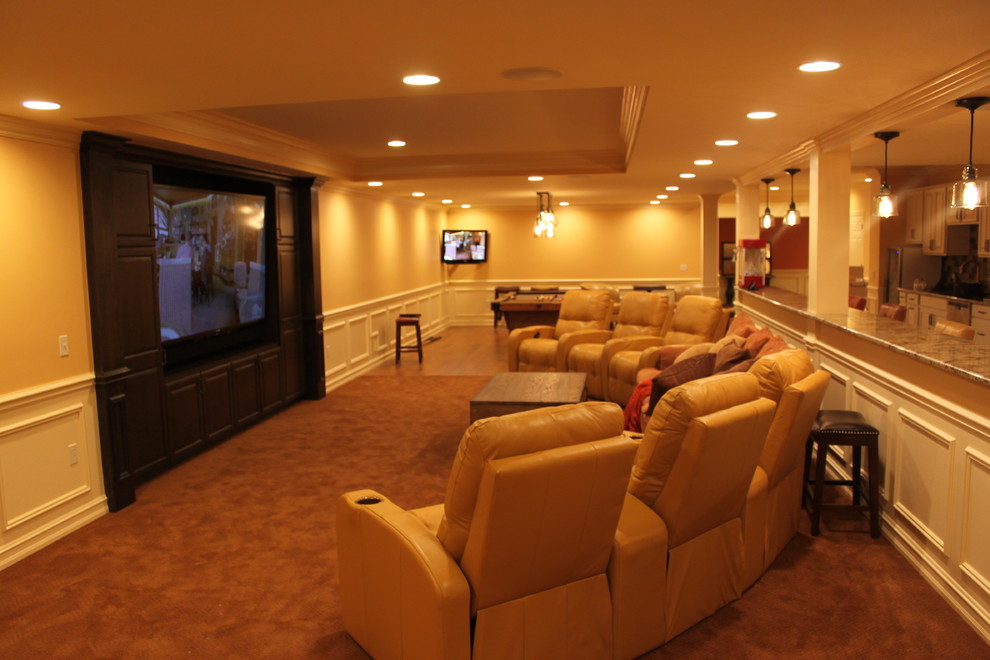 Exemple d'une très grande salle de cinéma chic ouverte avec un téléviseur encastré, un mur jaune, moquette et un sol beige.