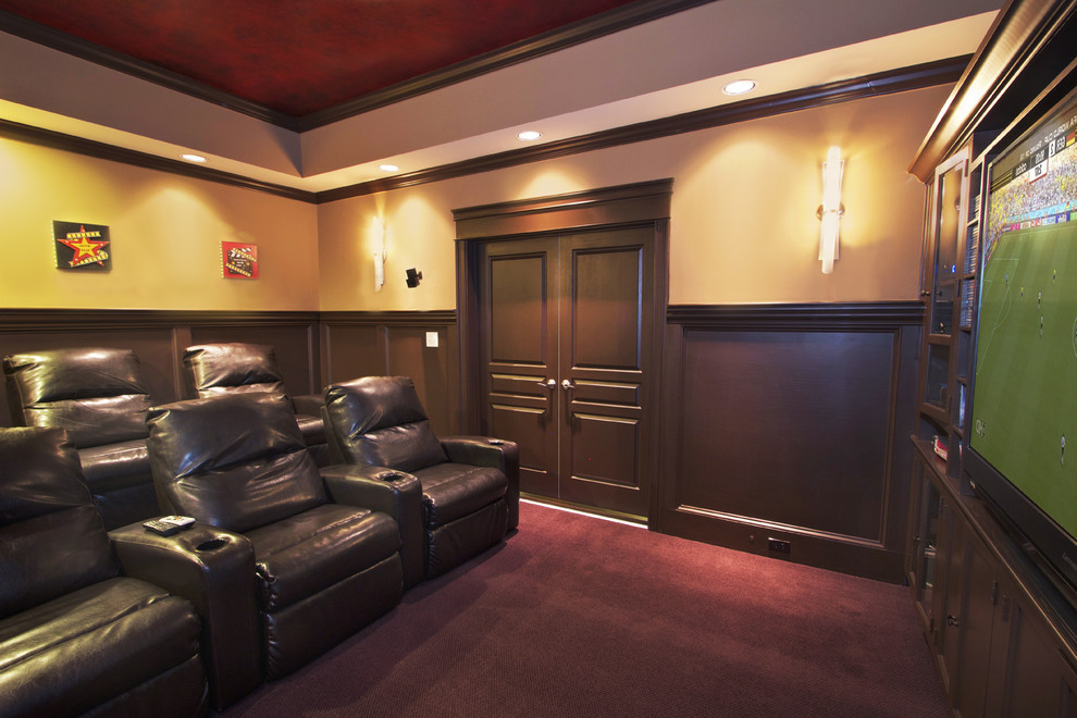Ejemplo de cine en casa cerrado contemporáneo de tamaño medio con paredes beige, moqueta y pared multimedia