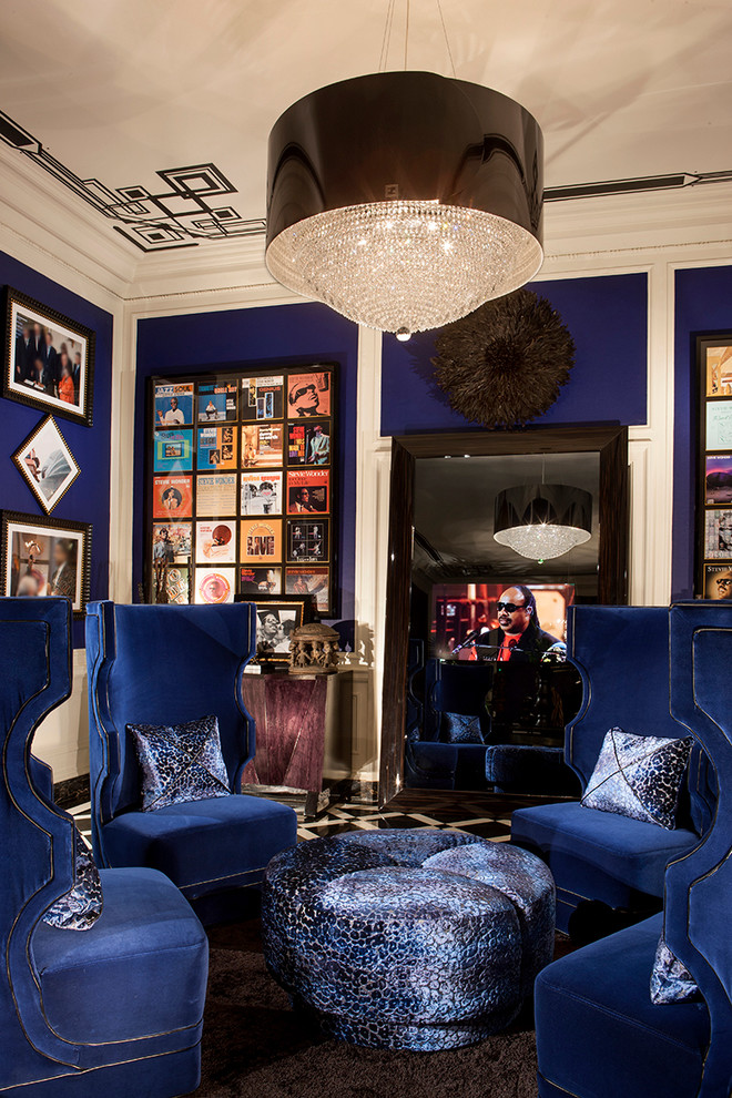 Imagen de cine en casa cerrado contemporáneo grande con paredes azules y suelo de mármol