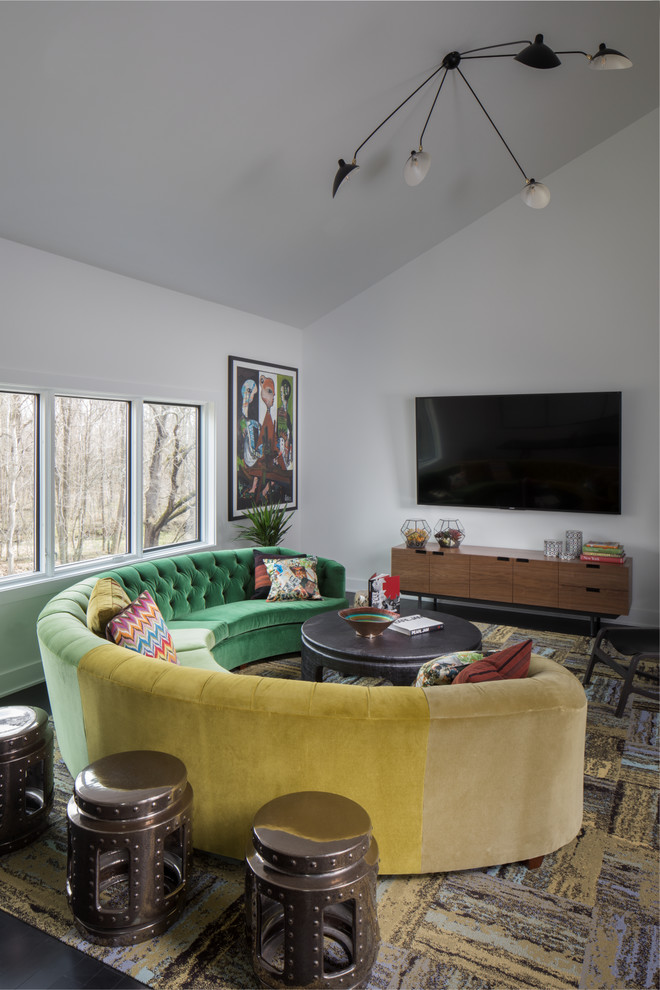 Mittelgroßes, Offenes Klassisches Heimkino mit grauer Wandfarbe, dunklem Holzboden, TV-Wand und schwarzem Boden in Indianapolis