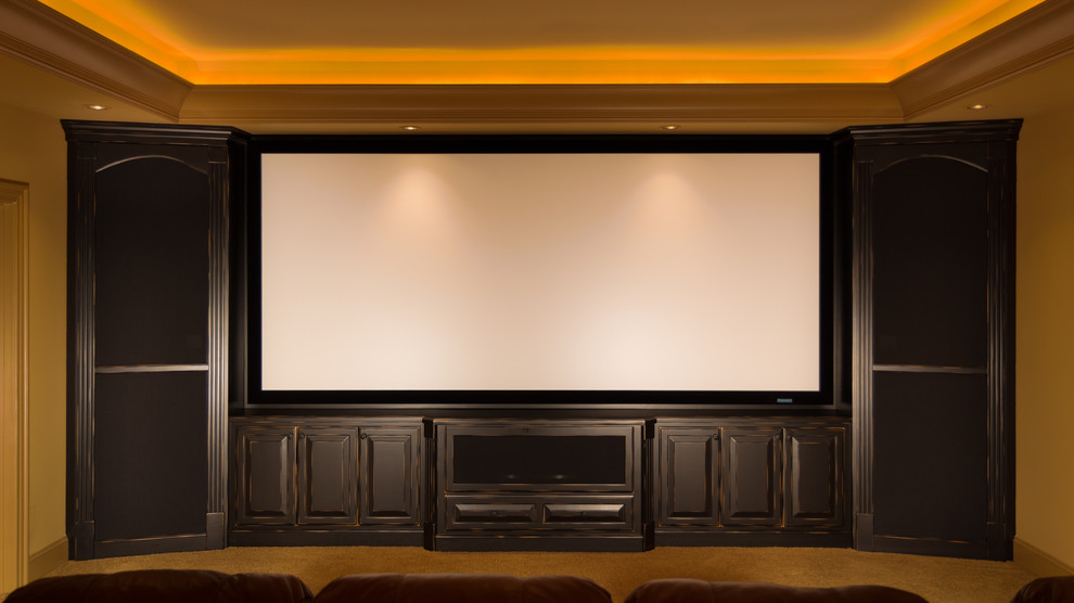 Свежая идея для дизайна: большой открытый домашний кинотеатр в классическом стиле с бежевыми стенами, ковровым покрытием и проектором - отличное фото интерьера