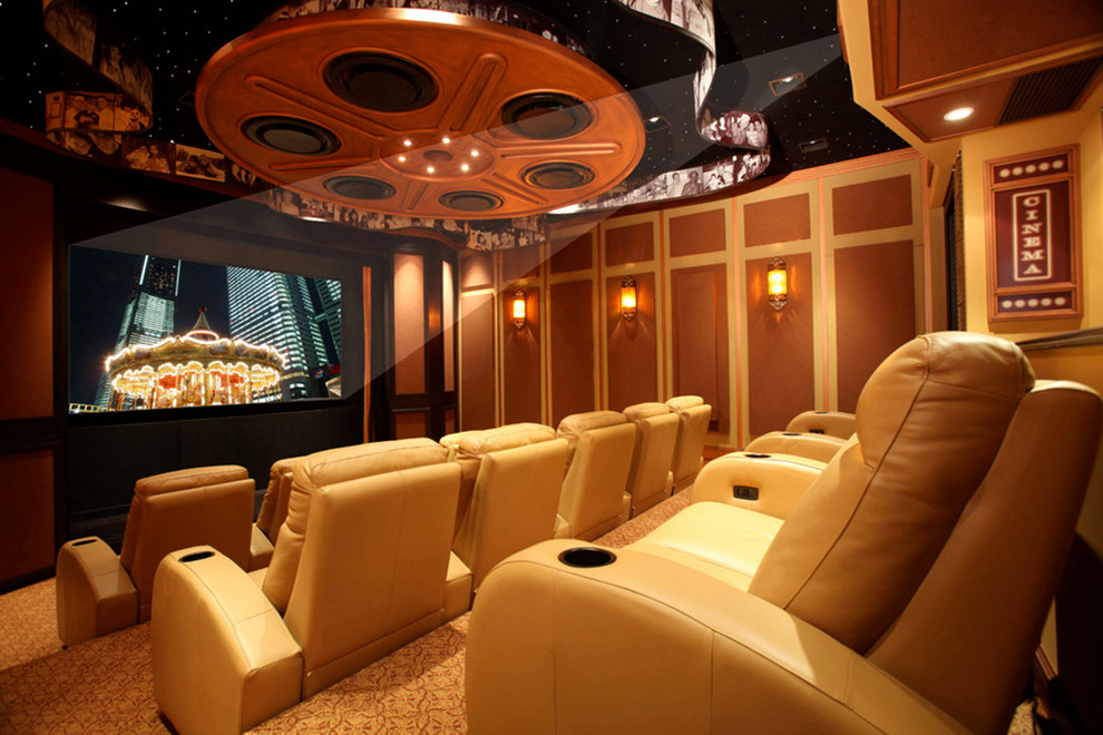 Immagine di un grande home theatre chic chiuso con pareti beige, moquette, schermo di proiezione e pavimento beige