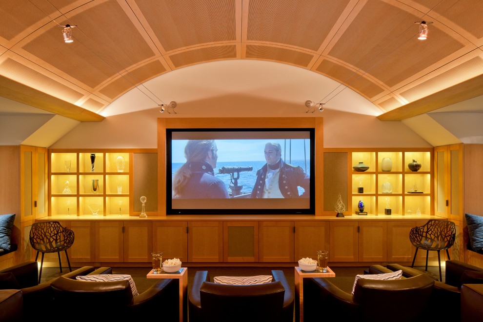 Diseño de cine en casa abierto tradicional grande con paredes blancas, suelo de madera oscura y pantalla de proyección