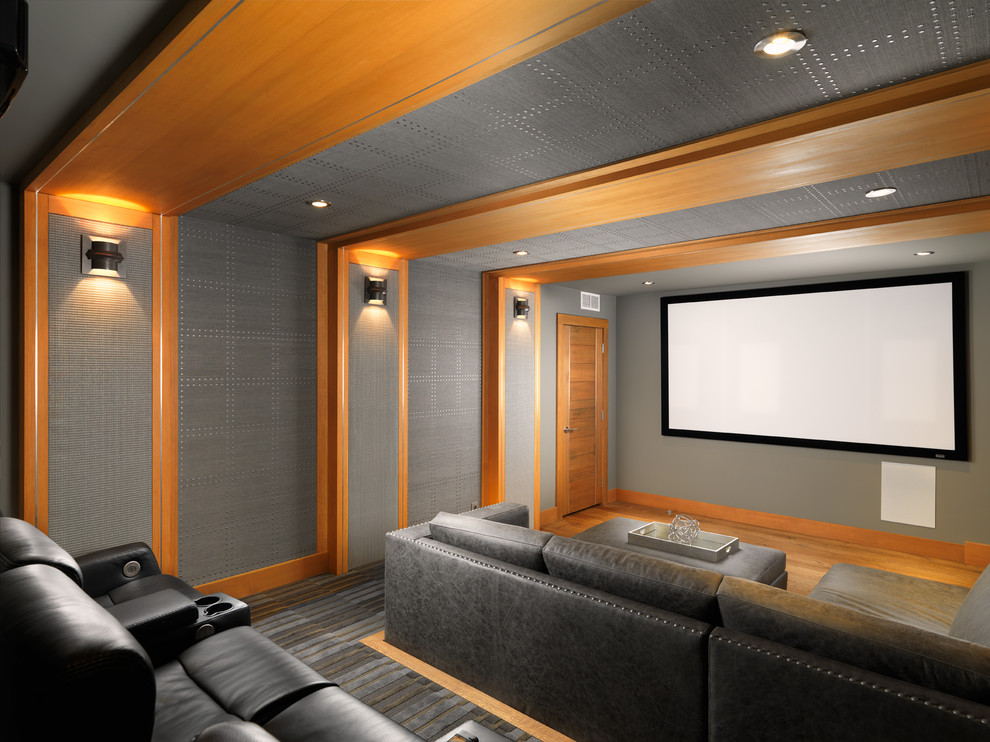 Idées déco pour une salle de cinéma montagne fermée avec un mur gris, moquette, un écran de projection et un sol gris.
