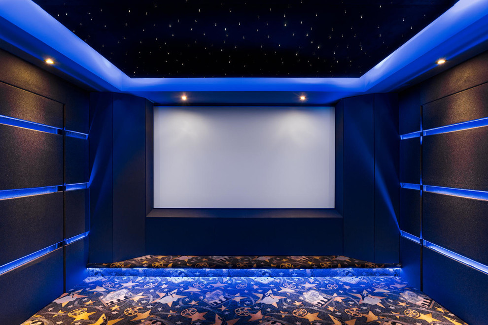 Aménagement d'une petite salle de cinéma moderne fermée avec un mur noir, moquette, un écran de projection et un sol bleu.
