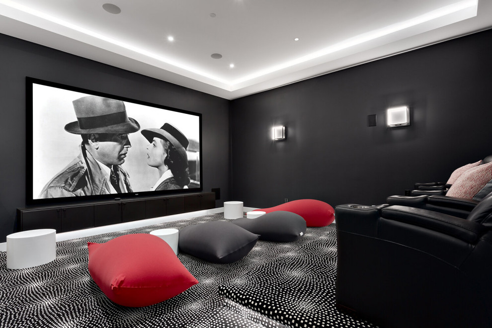 Свежая идея для дизайна: домашний кинотеатр в морском стиле с черными стенами, ковровым покрытием и черным полом - отличное фото интерьера