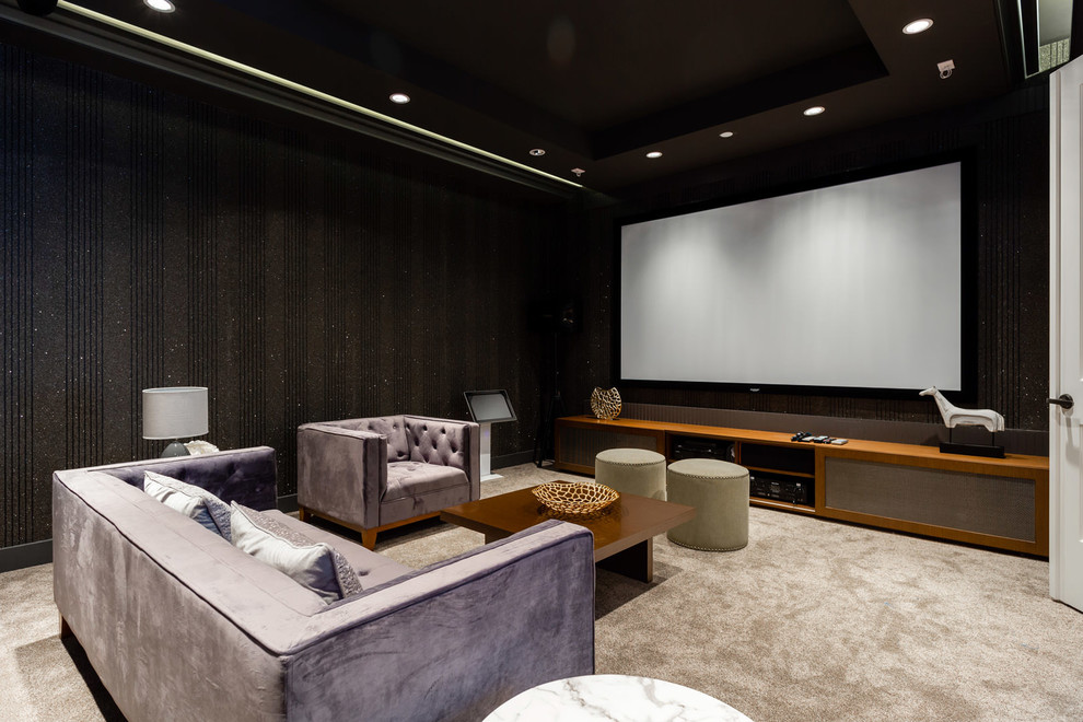 Immagine di un grande home theatre minimalista chiuso con pareti nere, moquette, schermo di proiezione e pavimento beige