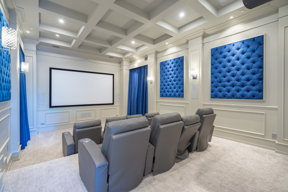 Foto de cine en casa cerrado clásico con paredes blancas, moqueta, pantalla de proyección y suelo gris