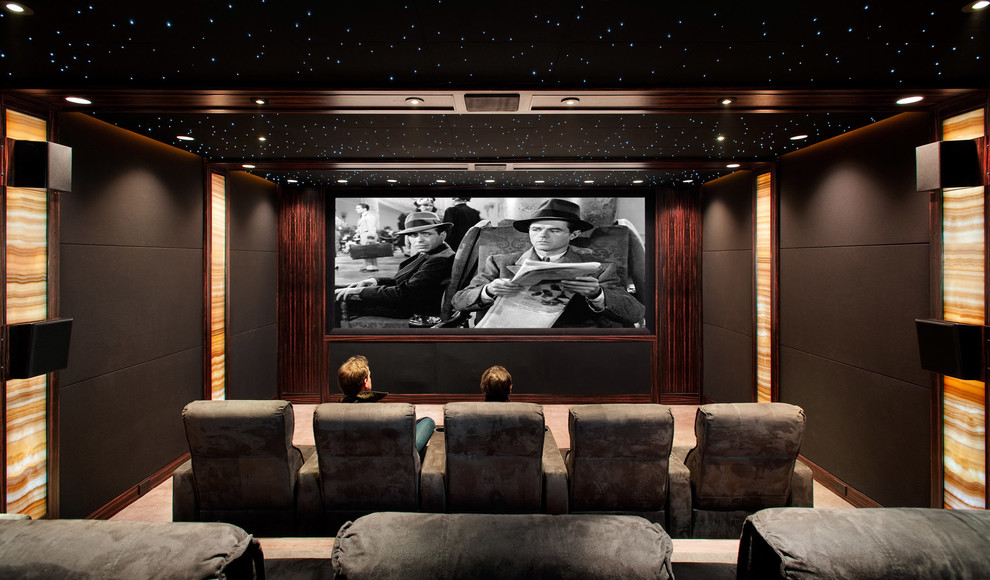 Cette photo montre une salle de cinéma chic avec un écran de projection.