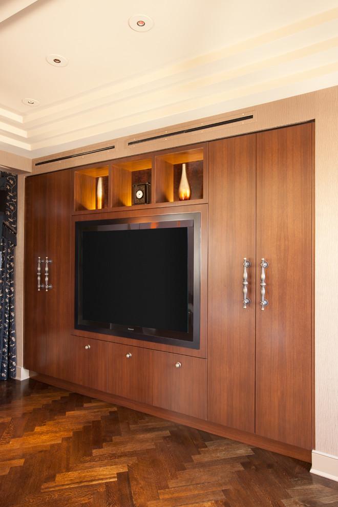 Diseño de cine en casa abierto ecléctico grande con paredes beige, suelo de madera oscura, pared multimedia y suelo marrón
