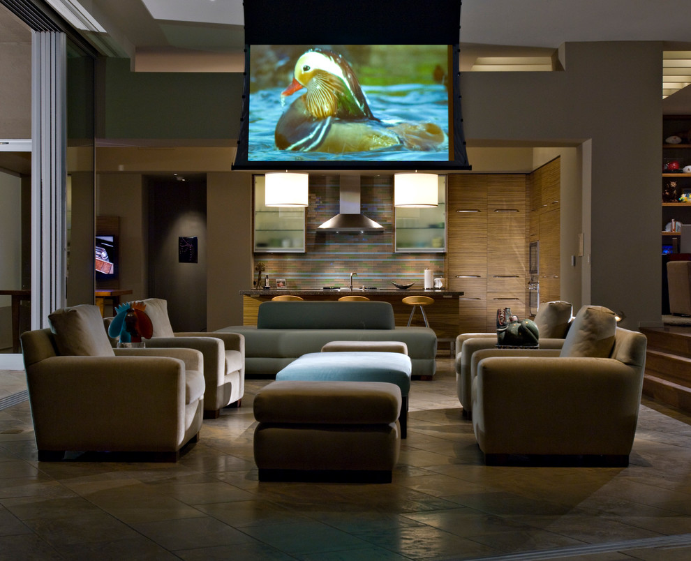 Ejemplo de cine en casa cerrado actual grande con paredes beige y pantalla de proyección