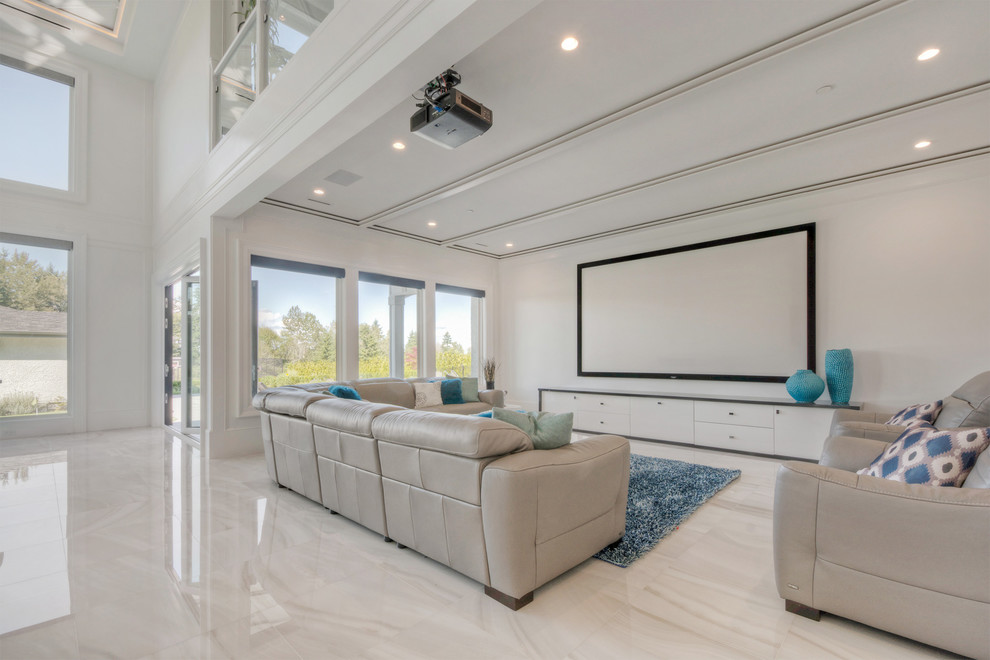 Bild på ett stort funkis öppen hemmabio, med vita väggar, marmorgolv och projektorduk