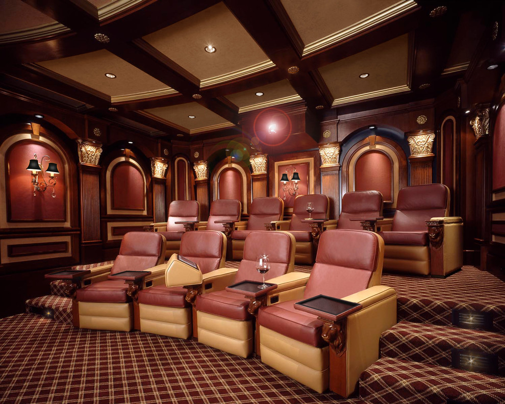 Esempio di un ampio home theatre chic chiuso con pareti rosse, moquette e pavimento multicolore