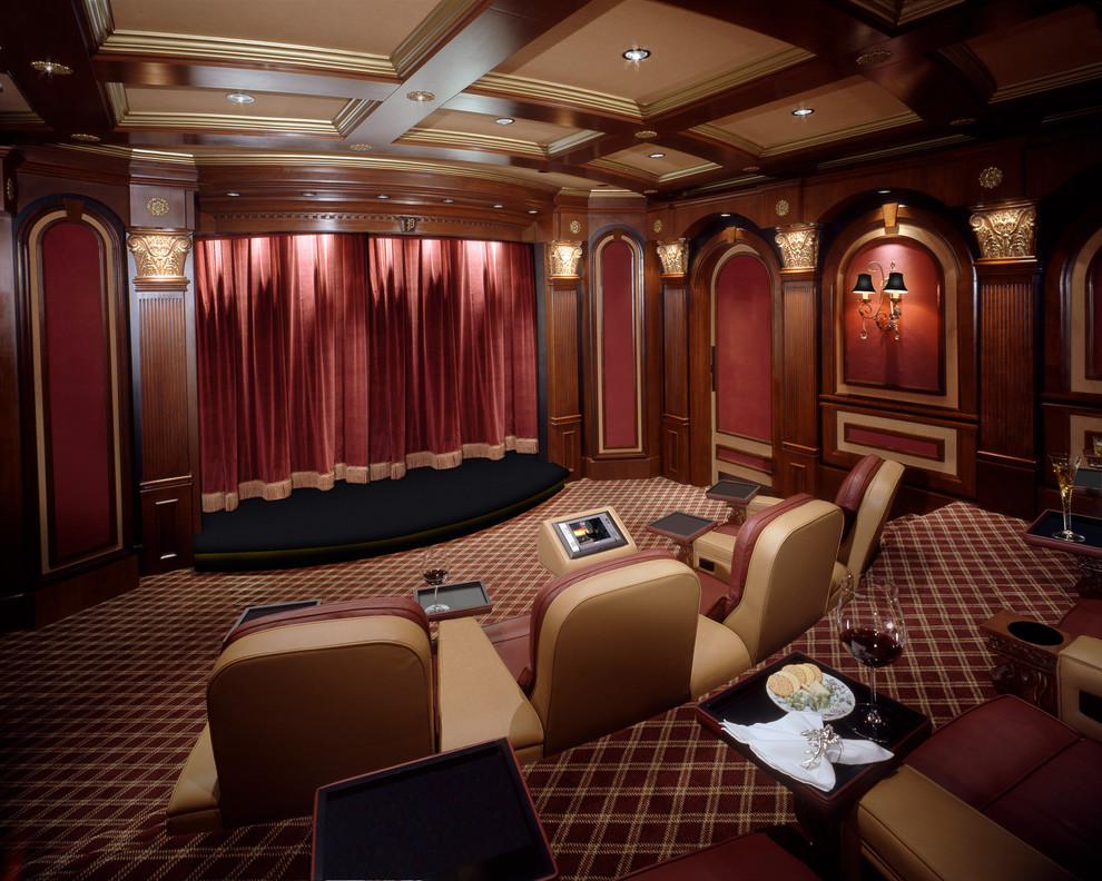 Idées déco pour une très grande salle de cinéma classique fermée avec un mur rouge, moquette et un sol multicolore.