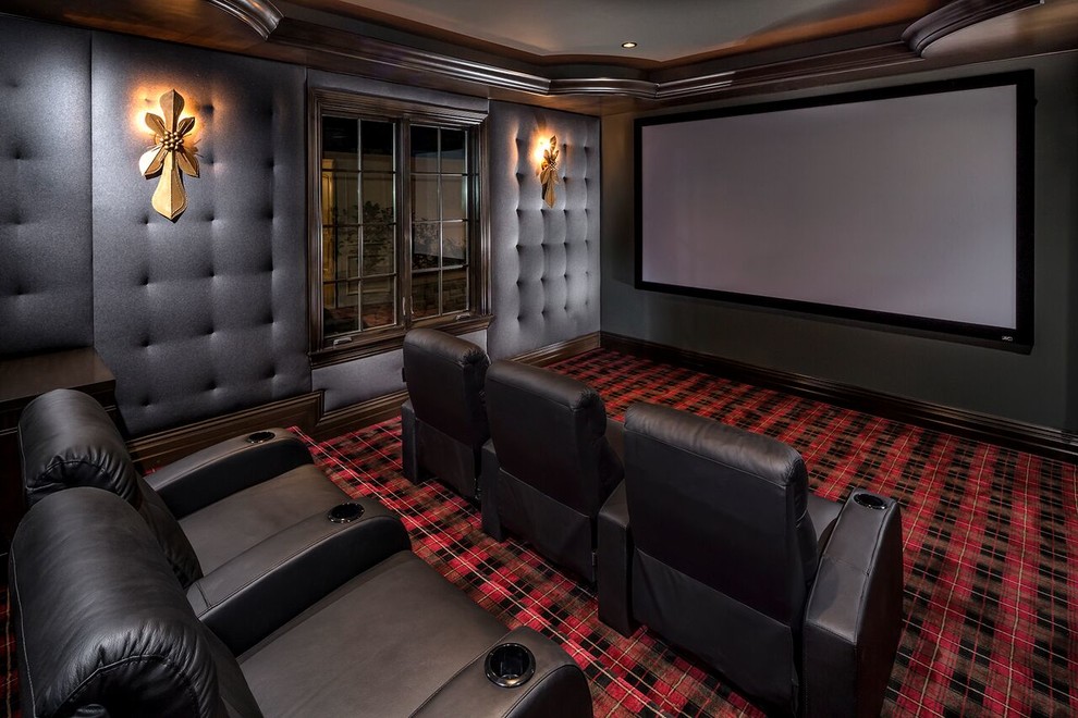 На фото: изолированный домашний кинотеатр в классическом стиле с серыми стенами, ковровым покрытием, мультимедийным центром и разноцветным полом с