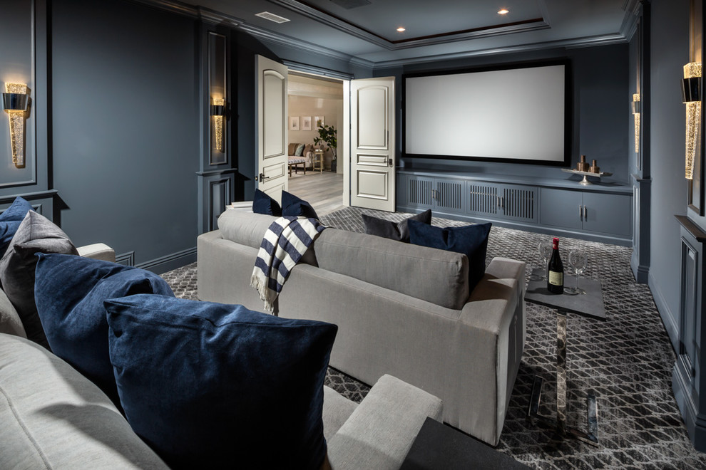 Пример оригинального дизайна: изолированный домашний кинотеатр в стиле неоклассика (современная классика) с серыми стенами, ковровым покрытием, проектором и разноцветным полом