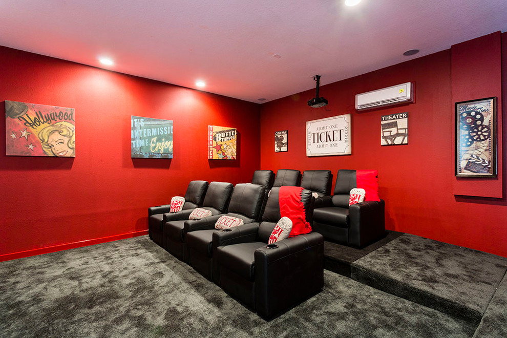 Idee per un home theatre classico chiuso con pareti rosse, moquette e pavimento grigio