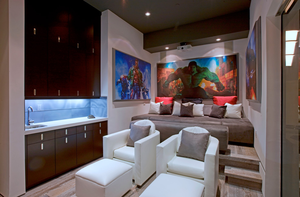 Diseño de cine en casa cerrado contemporáneo grande con paredes blancas, suelo de madera en tonos medios y pantalla de proyección