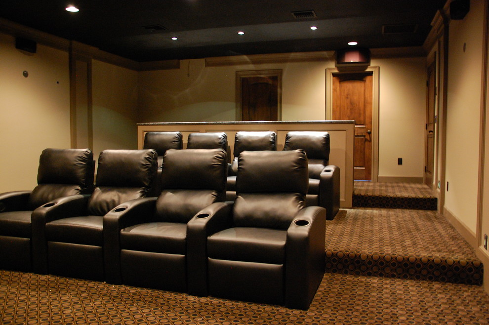 На фото: большой изолированный домашний кинотеатр в классическом стиле с ковровым покрытием и проектором с