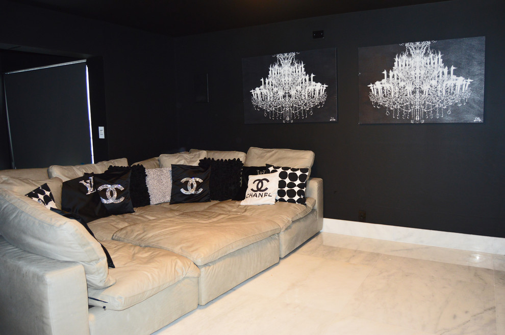 Inspiration för ett stort funkis avskild hemmabio, med svarta väggar, marmorgolv och en väggmonterad TV