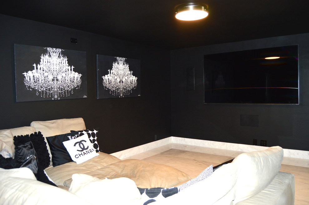 Imagen de cine en casa cerrado actual grande con paredes negras, suelo de mármol y televisor colgado en la pared
