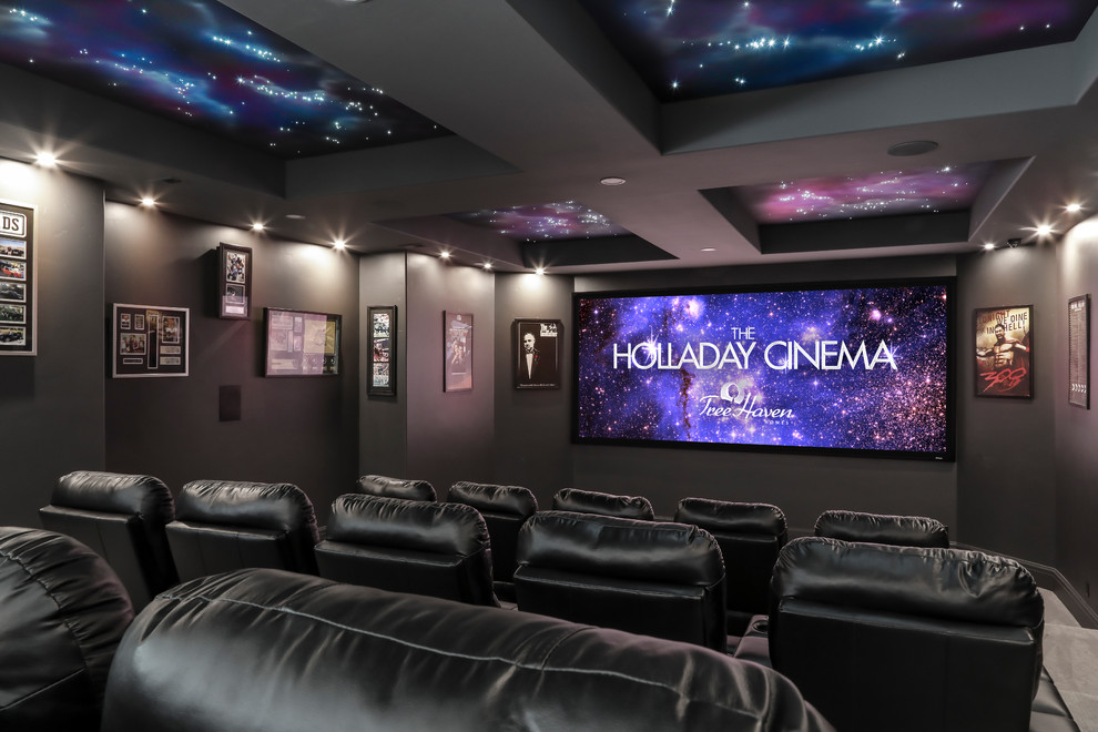 Idées déco pour une grande salle de cinéma méditerranéenne ouverte avec un mur noir, moquette, un écran de projection et un sol gris.