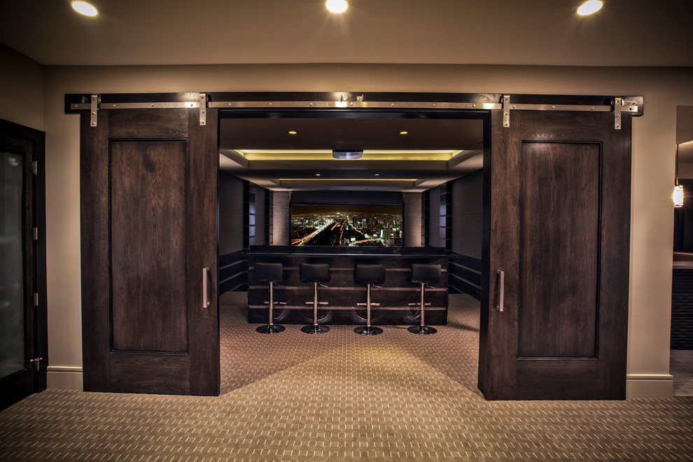 Пример оригинального дизайна: домашний кинотеатр в классическом стиле с ковровым покрытием