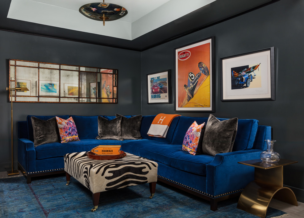 Mittelgroßes, Abgetrenntes Klassisches Heimkino mit grauer Wandfarbe, Porzellan-Bodenfliesen, TV-Wand und grauem Boden in Miami