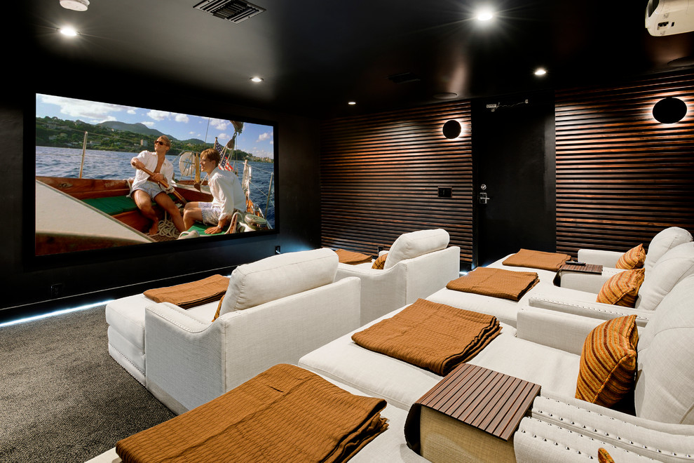 Idee per un home theatre contemporaneo di medie dimensioni e chiuso con pareti marroni, moquette e schermo di proiezione