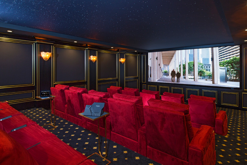 Imagen de cine en casa cerrado clásico grande con moqueta, pantalla de proyección y paredes negras