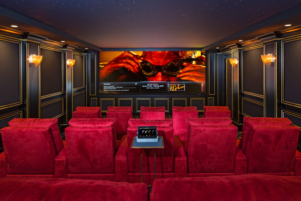 Стильный дизайн: большой изолированный домашний кинотеатр в классическом стиле с черными стенами, ковровым покрытием и проектором - последний тренд